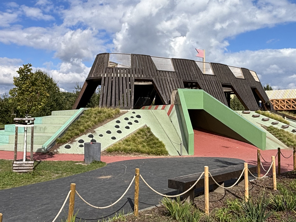 Plac zabaw w formie średniowiecznego grodu