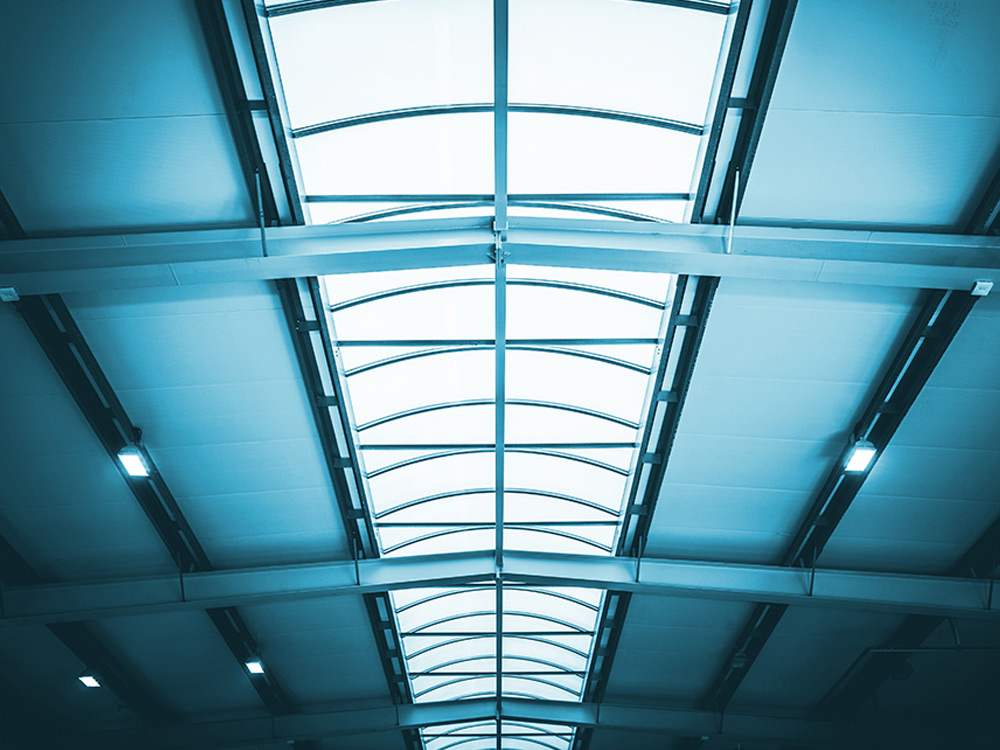 Świetliki dachowe i naświetla – jaki materiał wybrać?